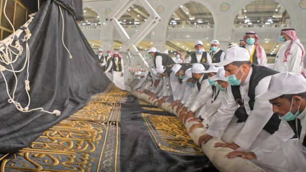 استبدال كسوة الكعبة الشريفة