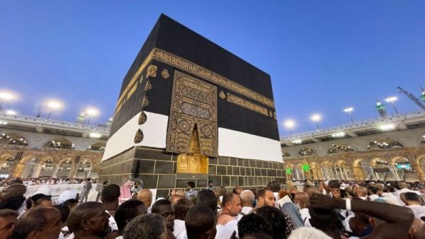 مسلمون يتدفقون إلى مكة في أول حج بعد كورونا