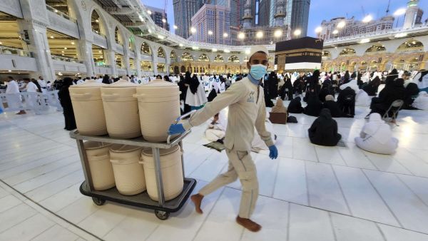 موظفو الكعبة تفانٍ بخدمة آلاف المسلمين يوميا
