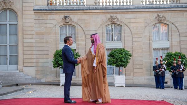 تأتي زيارة بن سلمان بعد زيارة ماكرون إلى جدة في كانون الأول/ديسمبر، حين أطلقا مبادرة لمساعدة لبنان.