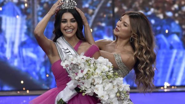 ياسمينا زيتون تتوج بلقب ملكة جمال لبنان 2022