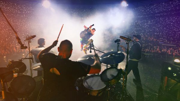 "دي إتش ال" تتعاون مع فرقة "Coldplay" لتنظيم جولة غنائية أكثر استدامة