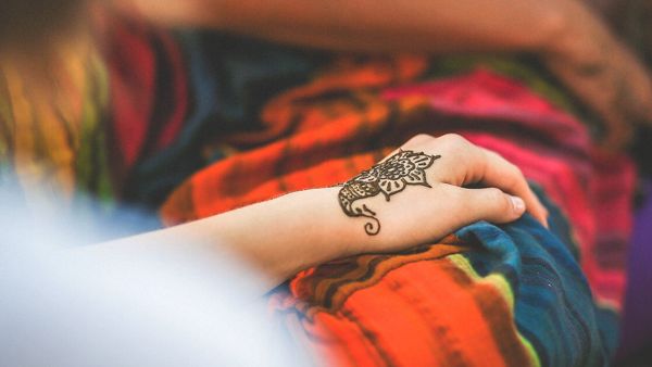 جميلة البوابة: 6 طرق مجربة لإزالة الحناء