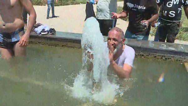 الاستحمام في نافورة داخل مبنى البرلمان العراقي