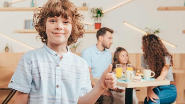 7 آداب اجتماعية يجب أن نعلمها لأطفالنا