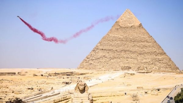 عروض جوية في سماء أهرامات الجيزة
