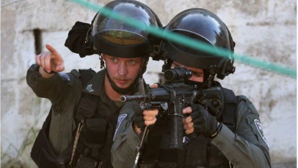 أطلق رفيقه النار عليه بعدما اتبع إجراءات الاعتقال التي تشمل إطلاق النار في الهواء وعلى الساقين