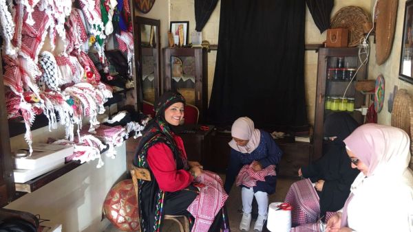 ثائرة.. أول أردنية تدرّب على تطريز الهدب