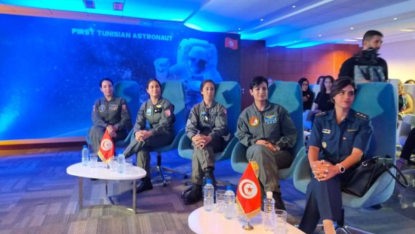 قائدات تونسيات لطائرات حربية يتسابقن الى الفضاء