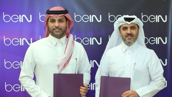 السيد طارق زينل الرئيس التنفيذي للشؤون المالية والموارد البشرية لدى مجموعة بي ان الإعلامية الى جانب السيد ياسر القحطاني (المصدر: بي إن سبورتس)