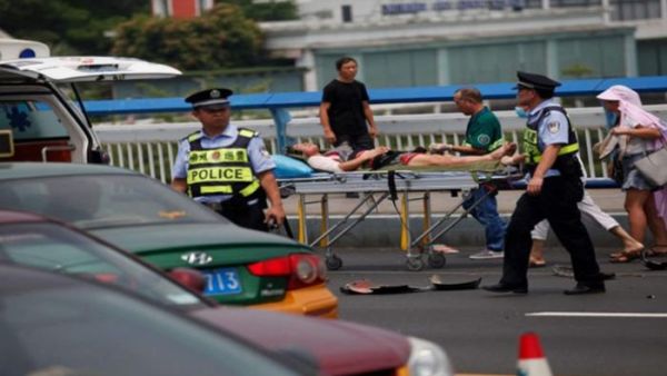 وأظهر مقطع فيديو نشرته صحيفة "بكين ديلي" الحكومية شرطي وهو يحمل طفلا صغيرا لنقله إلى سيارة إسعاف.