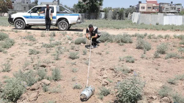 جمع مخلفات العدوان الأخير على غزة