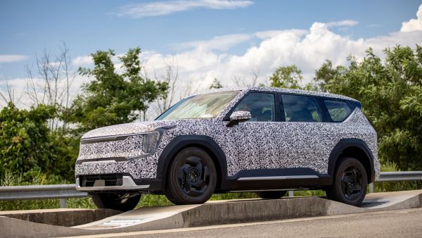 تخضع السيارة الكهربائية بالكامل الجديدة من كيا EV9 SUV ، لاختبارات نهائية صارمة سيارة كيا EV9 تخضع لاختبارات فنية نهائية قبل كشف النقاب عن الطراز الجديد عالمياً للمرة الأولى في العام 2023