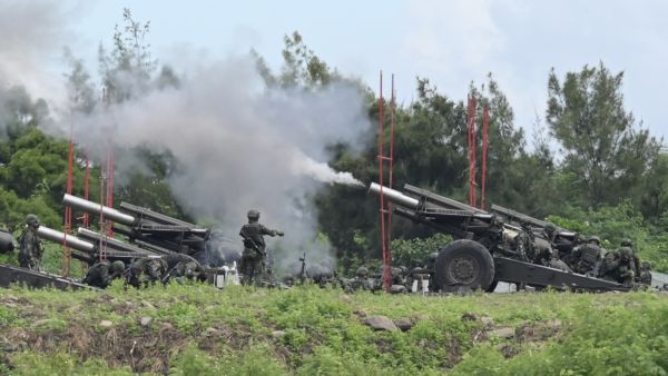 Taiwan military soldiers fire the 155 mm Howitzer during a live fire anti landing drill in the Pingtung county, southern Taiwan on August 9, 2022. (Photo by Sam Yeh / AFP) Taiwan