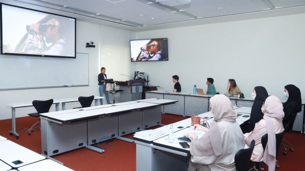 فصل غير تقليدي لأستاذة مبدعة يجتذب الطلاب القطريين