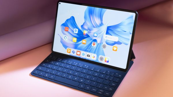 يتميز الجهاز بشاشةOLED HUAWEI Real Colour FullView بمعدل تحديث يبلغ 120، وميزات إنتاجية على مستوى احترافي، وميزات الجهاز الفائق، والمزيد الجهاز اللوحي الرائد الأنيق والاحترافي كليًا،HUAWEI MatePad Pro متوفر الآن في عمان