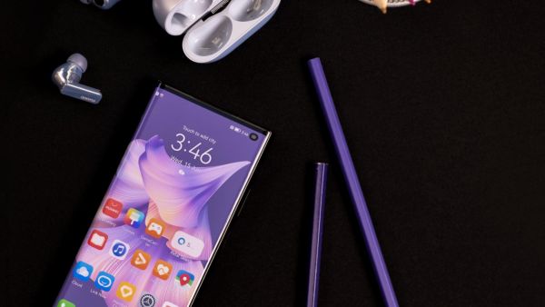 لقد جربنا وأحببنا هاتف HUAWEI Mate Xs 2 الجديد، الهاتف المثالي القابل للطي - إنه خفيف للعرضغاية، ومسطح للغاية، ومتين للغاية