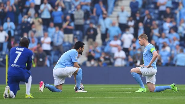 Players take a knee in support of the No Room For Racism campaign at the start of the UEFA Champions League final football match between Manchester City and Chelsea FC at the Dragao stadium in Porto on May 29, 2021. / AFP / POOL / David Ramos