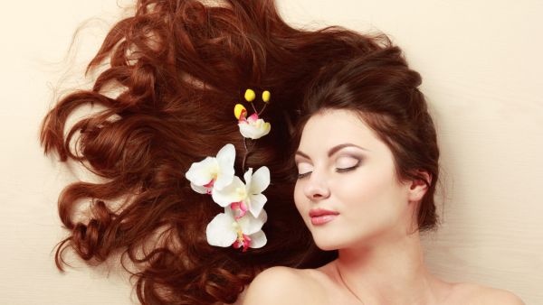 جميلة البوابة: 7 علاجات سبا للشعر في المنزل 