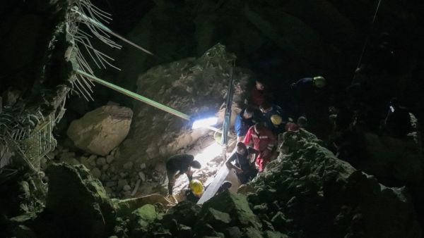 البحث عن ناجين من تحت التراب في انهيار كربلاء