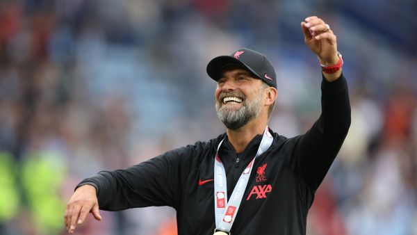 Liverpool's German manager Jurgen Klopp celebrates after winning the English FA Community Shield football match between Liverpool and Manchester City at the King Power Stadium in Leicester on July 30, 2022. (Photo by Nigel Roddis / AFP)