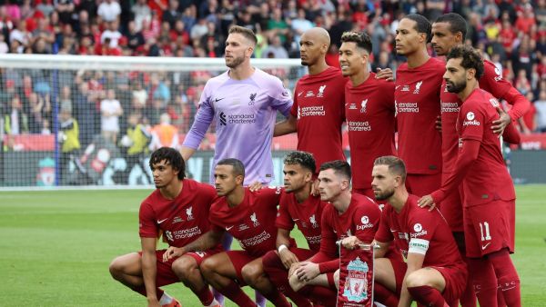 Liverpool players pose for a picture prior to the English FA Community Shield football match between Liverpool and Manchester City at the King Power Stadium in Leicester on July 30, 2022. (Photo by Nigel Roddis / AFP)