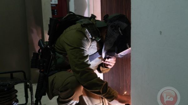 القوات الاسرائيلية تقتحم مؤسسات مجتمع مدني فلسطينية