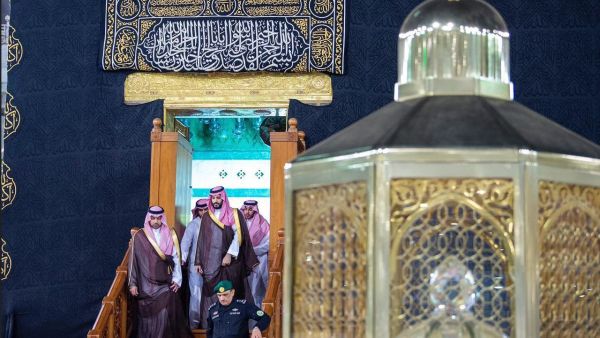 فور وصول الأمير محمد بن سلمان إلى المسجد الحرام، طاف بالبيت العتيق وأدى ركعتي الطواف