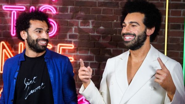 محمد صلاح مع تمثاله في متحف مدام توسو