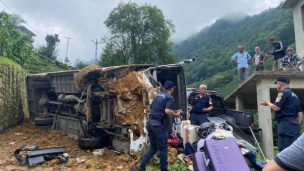 إنقلاب حافلة تقل سياحا سعوديين في مدينة ريزي التركية