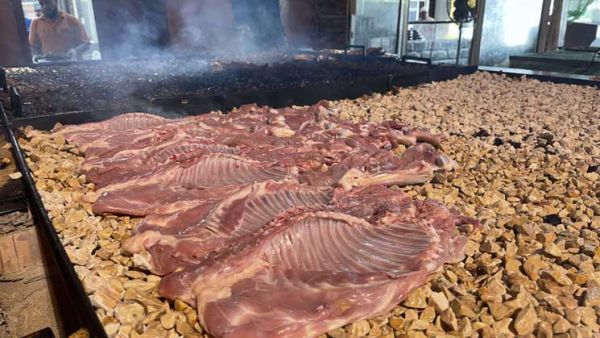 المظبي المشوي على الحجر.. طبخ عماني متفرد