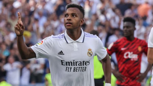 رودريغو غوس بقميص ريال مدريد ورعاية طيران الإمارات (المصدر: أ ف ب)