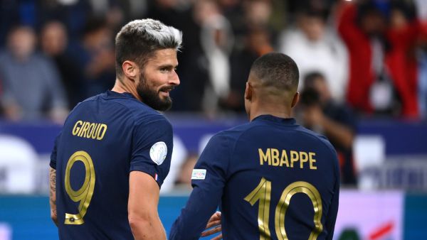 مبابي (يمين) وجيرو يقودان فرنسا للتغلب على النمسا (المصدر: أ ف ب)