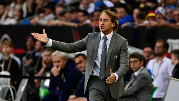 روبرتو مانشيني مدرب منتخب إيطاليا مطالب بتحقيق نتيجة إيجابية (المصدر: أ ف ب)