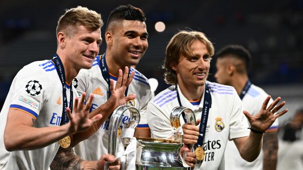 لوكا مودريتش (يمين) وكاسيميرو (وسط) وكروس (يسار) يرفعون كأس دوري أبطال أوروبا (المصدر: أ ف ب)