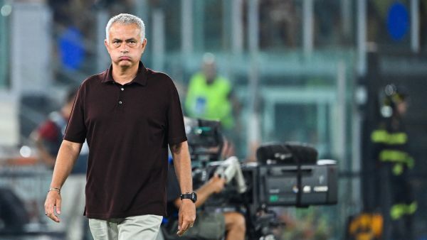 جوزيه مورينيو مدرب روما يتلقى ضربة موجعة بهذه الخسارة (المصدر: أ ف ب)