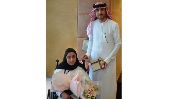 نورة الرميحي العضو المنتدب والرئيس التنفيذي لبيت التمويل الكويتي – البحرين يهنئ الموظفة نورة الرميحي بمناسبة حصولها على درجة الماجستير