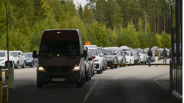 Russians seek to flee before the draft 