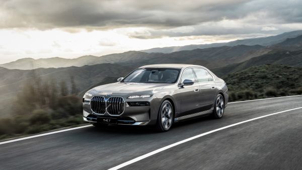 شركة السيارات الأوروبية تتيح الحجز المسبق على سيارة BMW الفئة السابعة 2023 في البحرين