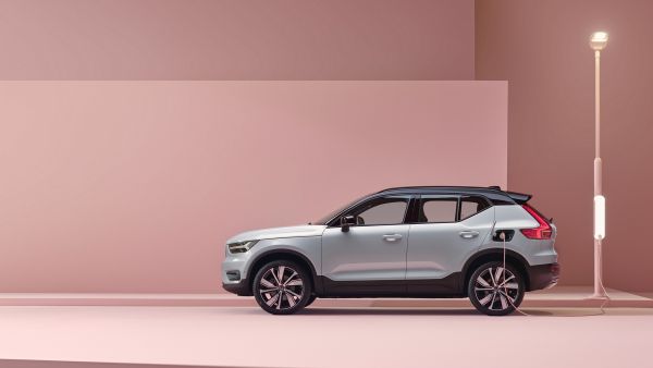 The limited-edition sneaker inspired by the Volvo XC40 Recharge. Volvo Cars partners with the world’s most advanced everyday footwear brand, Casca, to create a limited-edition sneaker inspired by the Volvo XC40 Recharge