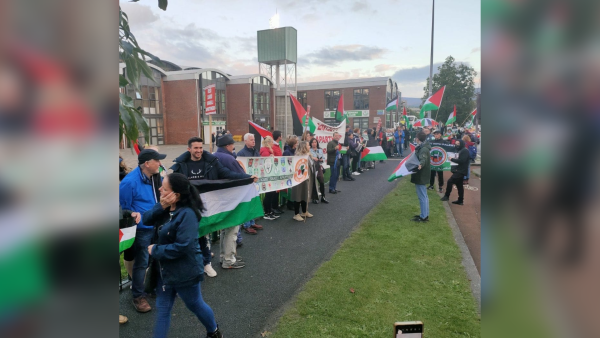 Irish fans meet Israeli team with Palestinian flags 