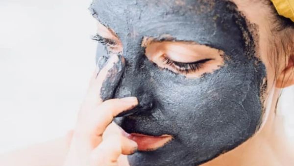 جميلة البوابة: مزايا استخدام قناع الفحم