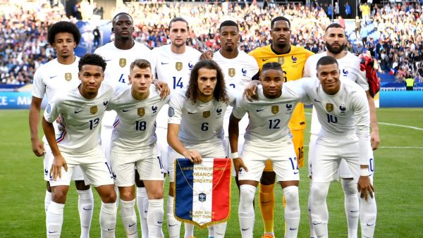 France's players pose prior to the UEFA Nations League - League A Group 1 football match between France and Croatia at the Stade de France in Saint-Denis, on the outskirts of Paris, on June 13, 2022. (Photo by FRANCK FIFE / AFP)