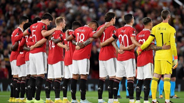 لاعبو مانشستر يونايتد في لحظة حداد قبل بدء المباراة أمام سوسييداد في الدوري الأوروبي أمس الخميس (المصدر: أ ف ب)