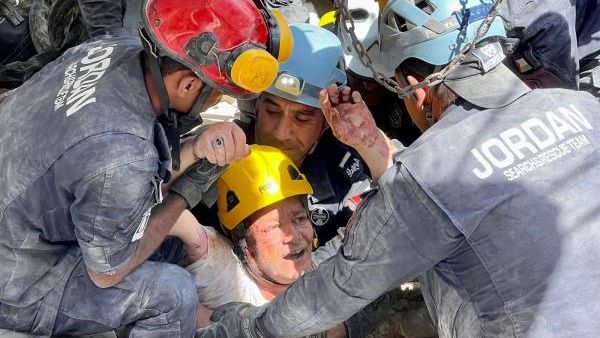 إنقاذ شخص من تحت أنقاض مبنى اللويبدة