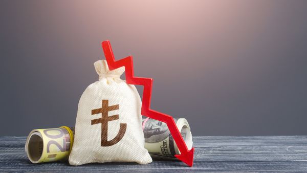 هبوط الليرة التركية لأدنى مستوياتها