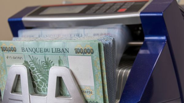 الليرة اللبنانية تهبط إلى أدنى مستوياتها مقابل الدولار...38,500 ليرة مقابل الدولار الأمريكي