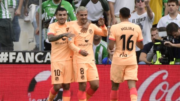 غريزمان (وسط) يقود أتلتيكو مدريد للتغلب على ريال بيتيس (المصدر: أ ف ب)