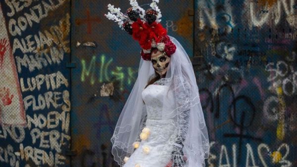 مكسيكيون يحيون مهرجان " يوم الموتى "