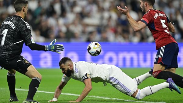بنزيمة (وسط) يتعرض لدفعة داخل منطقة الجزاء في حادثة ركلة جزاء ريال مدريد (المصدر: أ ف ب)